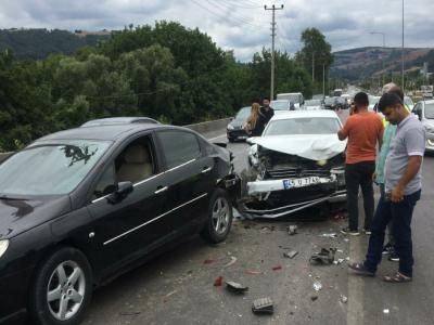 Otomobil kırmızı ışıkta 2 araca çarptı: 3 yaralı

