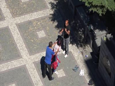 Gündüz vakti parkta alkol alan şahıslar ortalığı birbirine kattı
