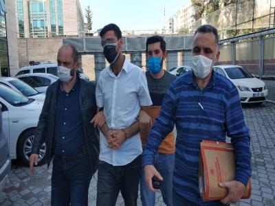 Köpeği öldürüp, sahibini bıçakladı
