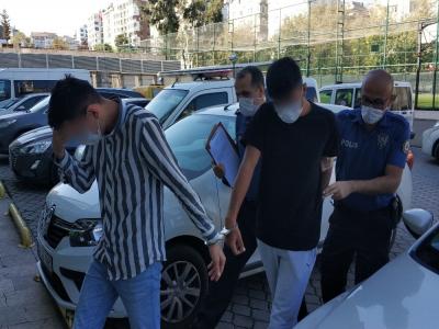 Girdikleri marketten alarm çalınca kaçan hırsızlar yakalandı
