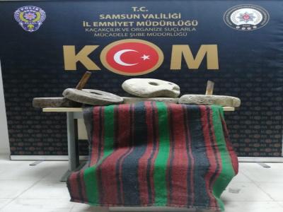 Evinde kaçak kilim ve öğütme taşı ele geçti
