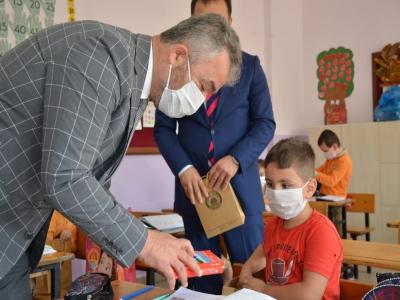 ÖĞRENCİLERE OKULA HOŞ GELDİN HEDİYESİ