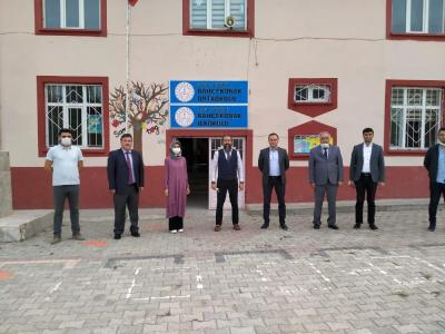 Bahçekonaklı öğrenciler telefonla görüştükleri Bakan Selçuk’tan tablet ve internet istedi
