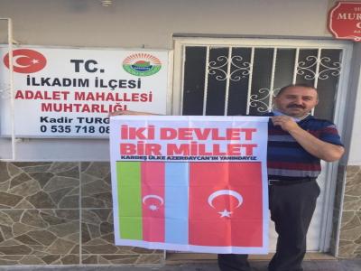 İlkadım Belediyesi’nden muhtarlara Azerbaycan bayrağı
