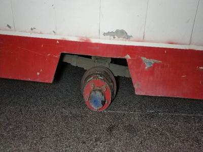 Karavanın fırlayan lastiği kazaya sebep oldu: 1 yaralı
