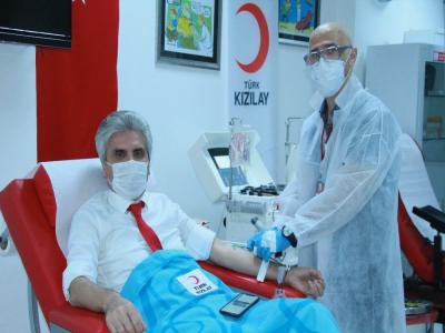 Ünlü estetikçi Hayati Akbaş plazma bağışı yaptı
