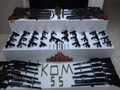 Silah operasyonunda adeta cephanelik ele geçti: 19 gözaltı

