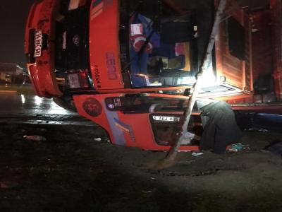 Samsun’da kamyon otomobilin üzerine devrildi: 1 yaralı

