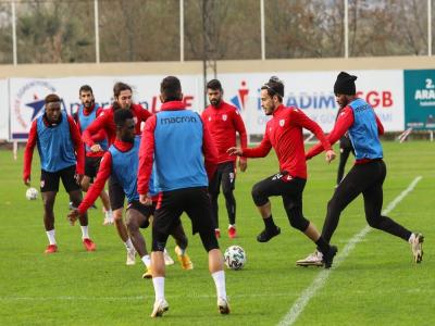 SAMSUNSPOR'DA FUTBOLCULARI YILDIRIM ÇARPTI
