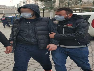 Uyuşturucudan serbest kalan gencin evinde kokain ve uyuşturucu haplar ele geçirildi

