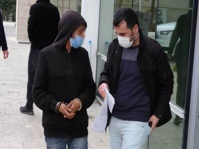 Babasına bıçak çekerek para isteyen genç tutuklandı
