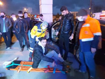 Lüks otomobil ile betona çarptı: 1 yaralı
