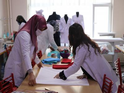 Sağlık çalışanlarının kıyafetleri ev hanımlarından
