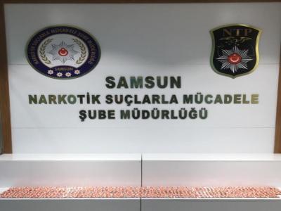 Yunus polisleri şüpheli araçtan uyuşturucu hap ele geçirdi
