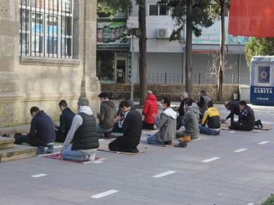 Sokağa çıkma kısıtlamasında tedbirli cuma namazı
