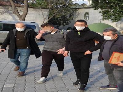 Tıraş olmak için berber önünde bekleyen yabancı uyruklu gencin 18 bin lirasını gasp ettiler
