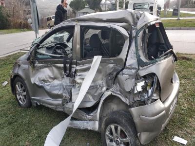 Samsun’da kamyon otomobil ile çarpıştı: 3 yaralı
