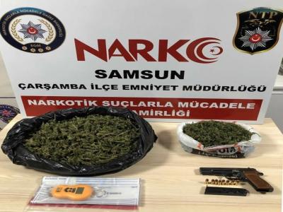 Şüpheli araçtan 1 kilo esrar çıktı
