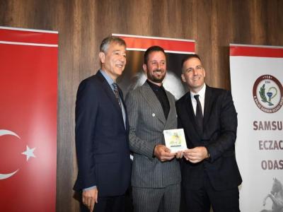 Eczacı, selzede meslektaşlarının yaralarını sardı
