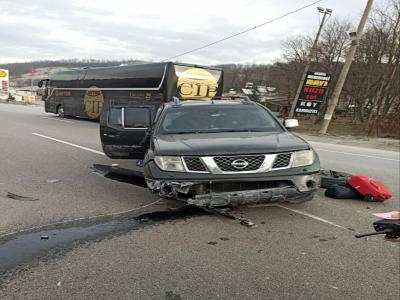 Samsun’da kamyonet su kanalına girip bariyere çarptı: 2 yaralı
