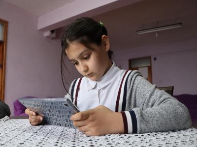 Okula olan özlemlerini tabletlerle gideriyorlar
