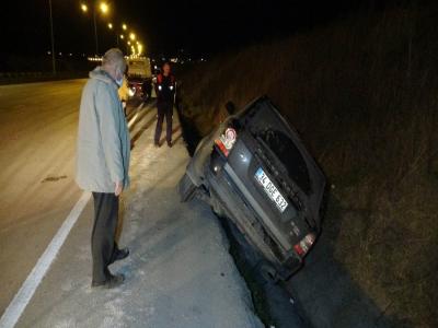 Samsun’da otomobil su kanıla devrildi: 1’i ağır 2 yaralı
