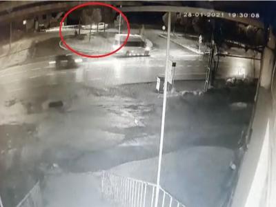 İki otomobilin çarpıştığı ve 8 kişinin yaralandığı kaza kamerada
