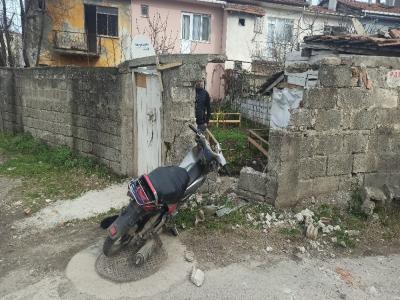 Polisin ’dur’ ihtarına uymayan motosiklet sürücüsü duvara çarptı
