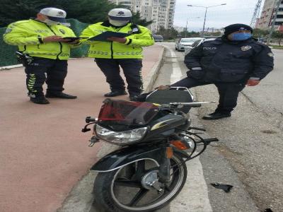 Motosikletli sürücü ehliyet sınavı sırasında sürücü adayının kullandığı araca çarptı: 2 yaralı
