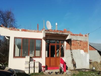 Rüzgardan çatısı uçan evlerde zarar tespit çalışmaları
