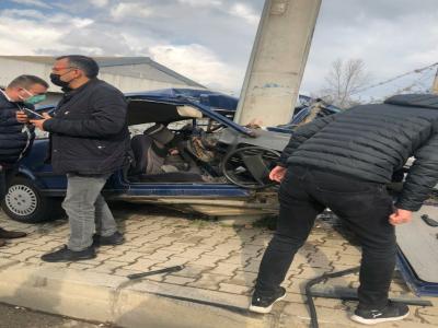 Samsun’da otomobil elektrik direğine çarptı: 2 yaralı
