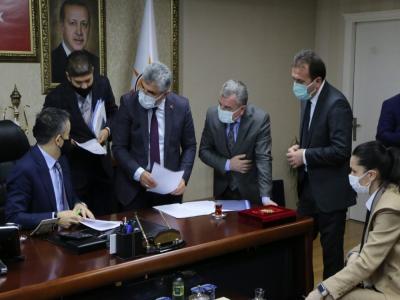 Başkan Özdemir, Bakan Pakdemirli’ye Havza semaveri hediye etti
