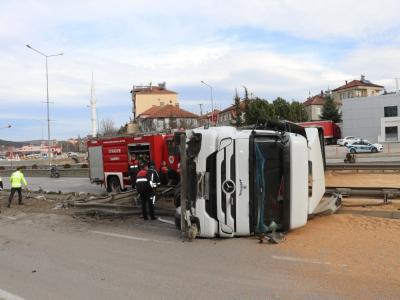 Tır devrildi, tonlarca buğday yola saçıldı
