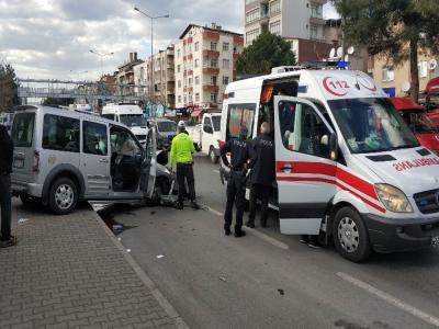 Araç duvara çarptı, sürücü şok geçiren kızını teselli etti

