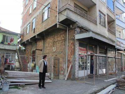 İskeleden düşen işçi yaralandı
