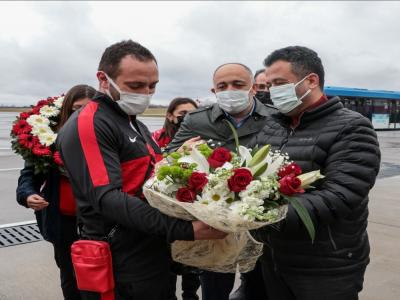 Olimpiyat ve paralimpik kotası kazanan sporcular çiçeklerle karşılandı

