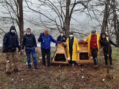 Soğuk havaya aldırış etmeden hayvanlara kulübe bıraktılar