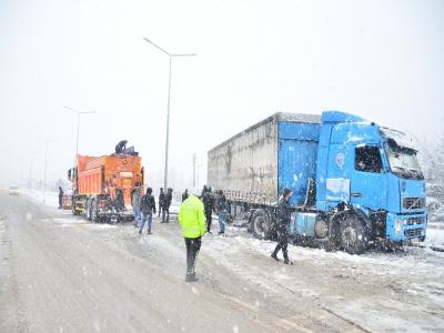 Yoğun karda kayan tır makas yaptı
