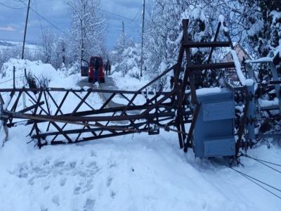 Yoğun kar yağışı nedeniyle elektrik direği yıkıldı
