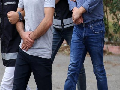 ARAÇ İÇİNDE UYUŞTURUCU İLE YAKALANDILAR