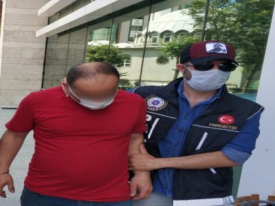 ÇAY YERİNE UYUŞTURUCU SATIYORMUŞ