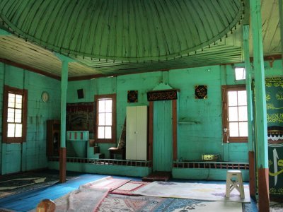 ÇİVİSİZ CAMİ İLGİ BEKLİYOR