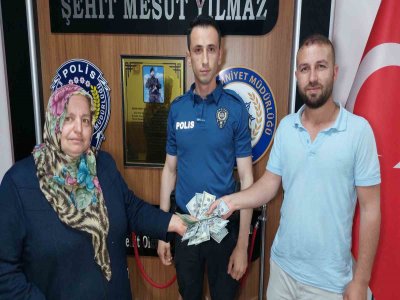 Çöpte bulduğu 3 bin 200 doları sahibine teslim etti