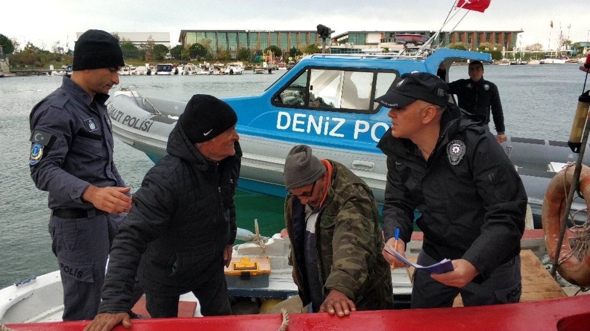Denizde mahsur kalan balıkçıları polis kurtardı