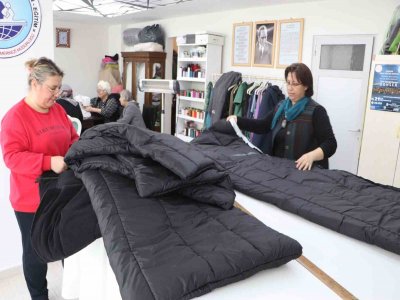 DEPREMZEDELER İÇİN UYKU TULUMU DİKİYORLAR