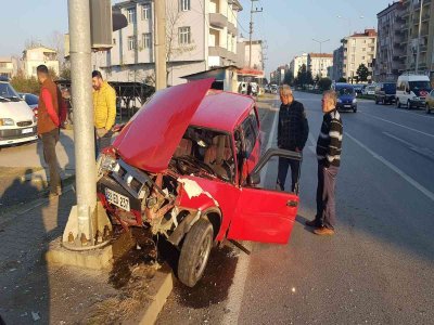 DİREĞE ÇARPTI HURDAYA DÖNDÜ