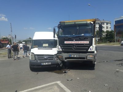 DOLMUŞ İLE KAMYON ÇARPIŞTI 2 YARALI