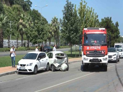 Ekip otosu otomobile çarptı: 4 yaralı
