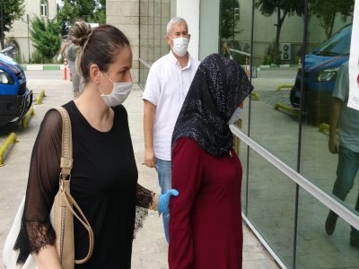 ELTİSİNİ BIÇAKLADI