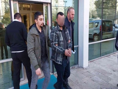 EŞİNİN ELİNE MERMİ KOYUNCA TUTUKLANDI